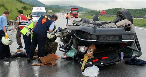 Trafik canavar� 3 profes�r� ald�