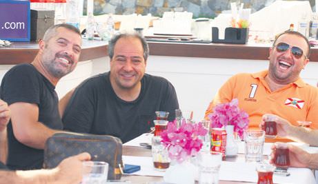 Kendi mekan�nda ne�esi yerindeydi!