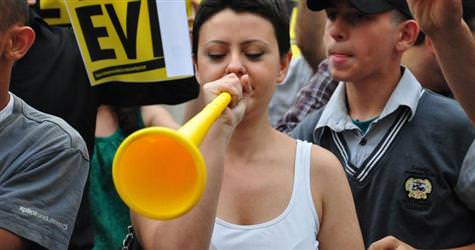 Anayasaya vuvuzellal� protesto