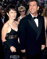 Mel Gibson, eski e�ine d�n�yor