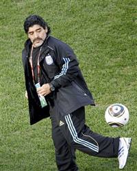 Maradona d���n�yor