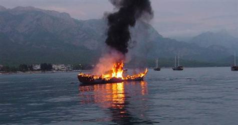 Turistleri ta��yan teknede yang�n