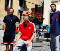 Arkada�lar� tatil yapt� Hidayet a��k kapatt�!