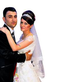Aya��nda kur�un s�rt�nda gelinlik
