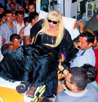 �zer sahneye sedyeyle ��kt�