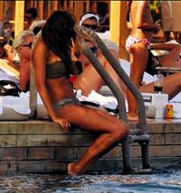 Berdan'a tek bir bikini de yetiyor