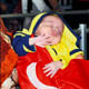 �yile�en Seraj bebekten T�rk bayrakl� veda...