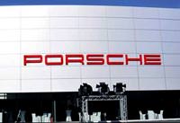 Do�u�, �svi�reli kad�nlara manik�r yap�p, Porsche sat�yor