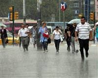 �stanbul g�ne ya�murla ba�lad�
