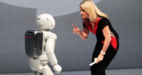 �ocuk robot ASIMO sosyalle�iyor