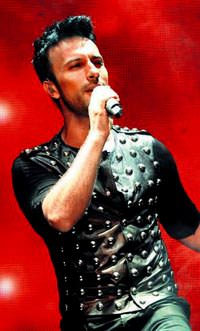 Tarkan'�n �ark�lar� kap�� kap��!