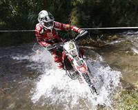 Motorsikletiyle u�an T�rk