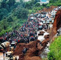 Guatemala'da heyelan, otob�s� yuttu