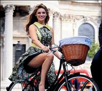 Kelly Brook bisiklet turunda pedal �evirdi