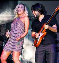 Gitaristi ile �ov yapt�