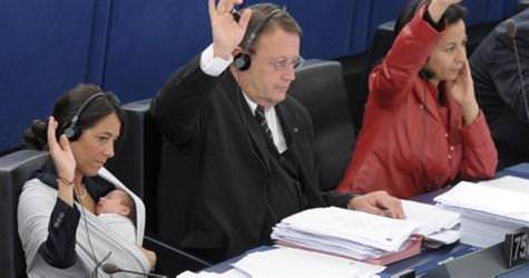 Dikkat Parlamentoda bebek var!