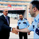 K�l��daro�luna ald��� kravat� giderken verdi