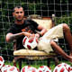 Futbolcudur ne giyse yeridir