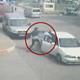 Sokak ortas�nda tekme tokat d�vd�
