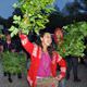 Ya�mura ra�men e�lendiler