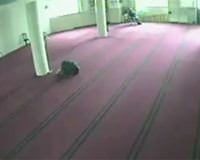 Camide namaz k�larken �ld�