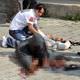 Sokak ortas�nda kur�un ya�d�rd�