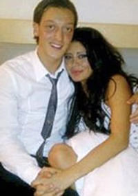 Mesut'un Ebru ile yatak pozu!