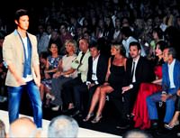 Dillon defile sonras� ilk kez rak� i�ti!
