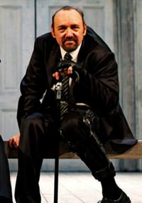 �nl�ler Kevin Spacey'yi izlemeye ko�tu