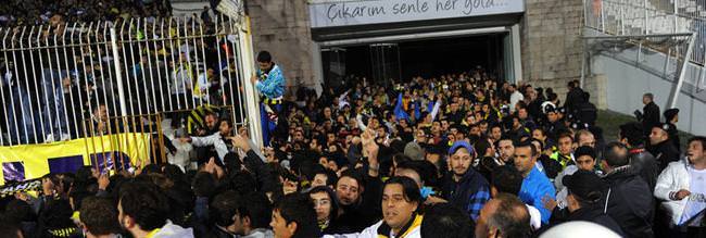 Fener taraftarı İnönüyü bastı!