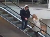 Y�r�yen merdivenle z�tla�an sar���n