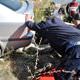 Kendi otomobilinin alt�nda kald�