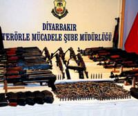 Kala�nikoflar�n esrar�n� gazete sayfalar� ��zd�