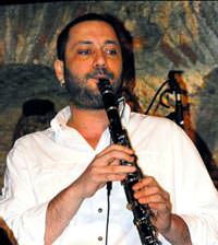 Dostlar�yla sahnede