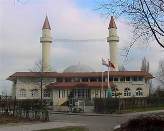 Hollanda'da camilere sald�r�yorlar