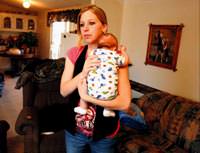 911'den izin ald� bebe�ini korumak i�in teti�i �ekti