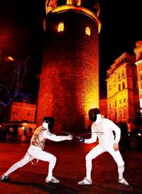 Eskrimciler Galata Kulesi'ne kar��!