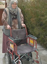 Engelli kad�n�n ak�l� arabas� �al�nd�
