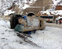 Yolcu midib�s� devrildi