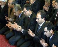 Ar�n� ve Baydemir ayn� safta namaz k�ld�
