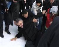 Bakan karda y�r�rken s�rt�st� d��t�