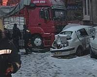 Buzda kayan kamyon 8 arac� s�r�kledi