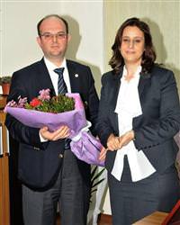 �niversitedeki g�revini e�ine devretti