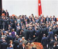 Meclis'te yumruklar konu�tu tekmeler u�tu