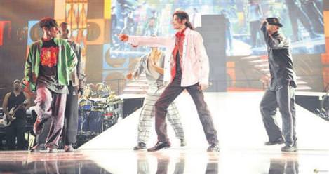 Michael Jackson sahneye ��k�yor!