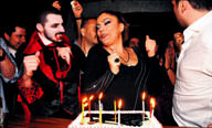 �zel'in yeni ya��na vampirli kutlama