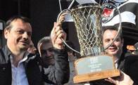 Beşiktaş'ın kupası anıtlaşıyor