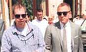 Seyyar sat�c� Craig'e oyuncak kedi f�rlatt�
