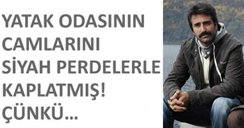Yatak odas�n�n camlar�n� siyah perdeyle kaplatm��!