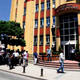 Polis memuru, adliyede e�i ile bald�z�na kur�un ya�d�rd�